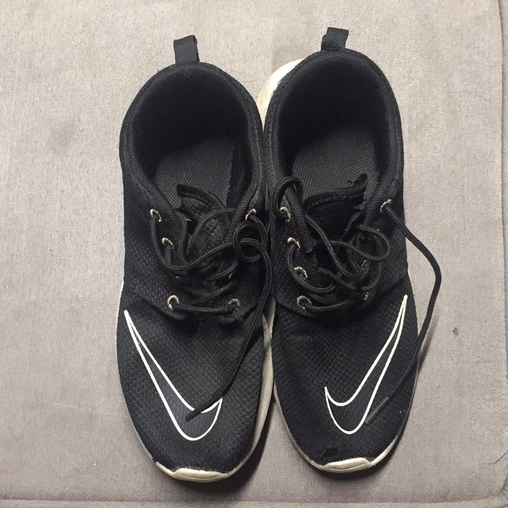 Black nike roches